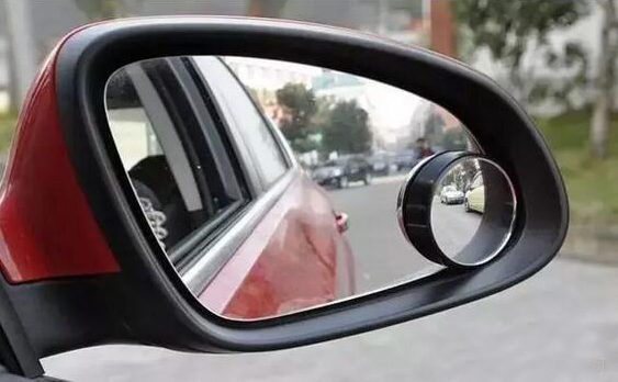 汽車后視鏡上安裝的小圓鏡有用嗎？