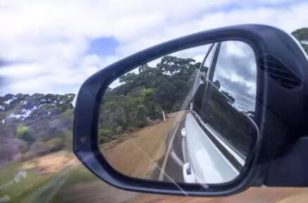 小小后視鏡導致一瞬間車毀人亡！